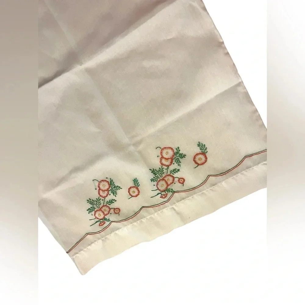 Vtg Set of 2 Handmade/Hand Embroidered/Hand Crochet Floral Pillow Cases